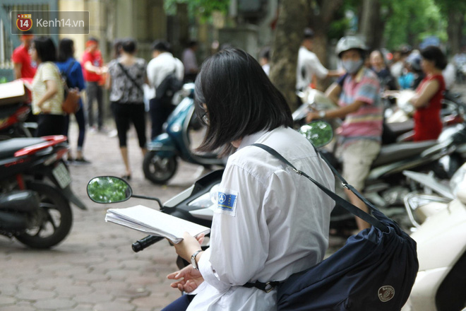 Thí sinh thi THPT QG là cảnh sát cơ động, bị thương ở tay, phải nhờ cán bộ coi thi chép bài hộ - Ảnh 8. Thí sinh thi THPT QG là cảnh sát cơ động, bị thương ở tay, phải nhờ cán bộ coi thi chép bài hộ 8