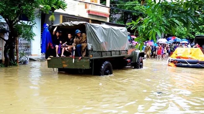 Hà Giang: Do mưa lũ lớn, lực lượng chức năng được huy động toàn lực để giúp thí sinh tới điểm thi THPT an toàn - Ảnh 2. Hà Giang: Do mưa lũ lớn, lực lượng chức năng được huy động toàn lực để giúp thí sinh tới điểm thi THPT an toàn 2