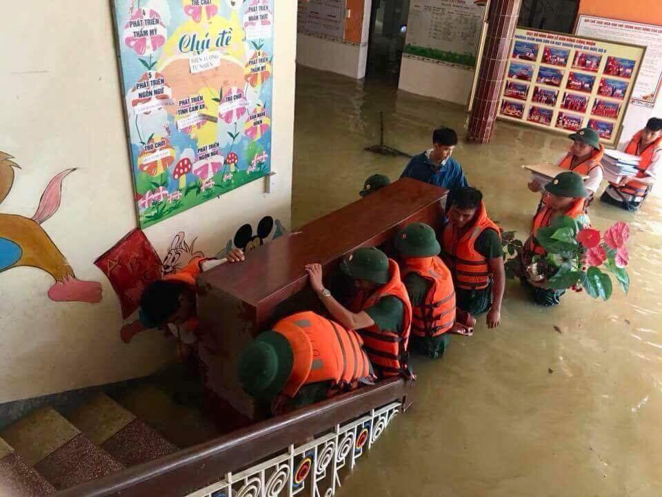 Mưa lũ kinh hoàng ở Hà Giang qua lời kể người chứng kiến: Họ khóc trong vô vọng, gọi tên người thân, dầm mình trong mưa để đưa thi thể nạn nhân lên - Ảnh 6. Mưa lũ kinh hoàng ở Hà Giang qua lời kể người chứng kiến: 'Họ khóc trong vô vọng, gọi tên người thân, dầm mình trong mưa để đưa thi thể nạn nhân lên' 13