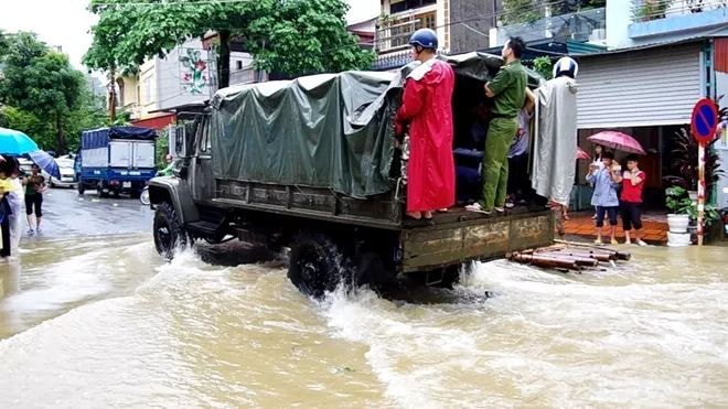 Hà Giang: Do mưa lũ lớn, lực lượng chức năng được huy động toàn lực để giúp thí sinh tới điểm thi THPT an toàn - Ảnh 3. Hà Giang: Do mưa lũ lớn, lực lượng chức năng được huy động toàn lực để giúp thí sinh tới điểm thi THPT an toàn 3