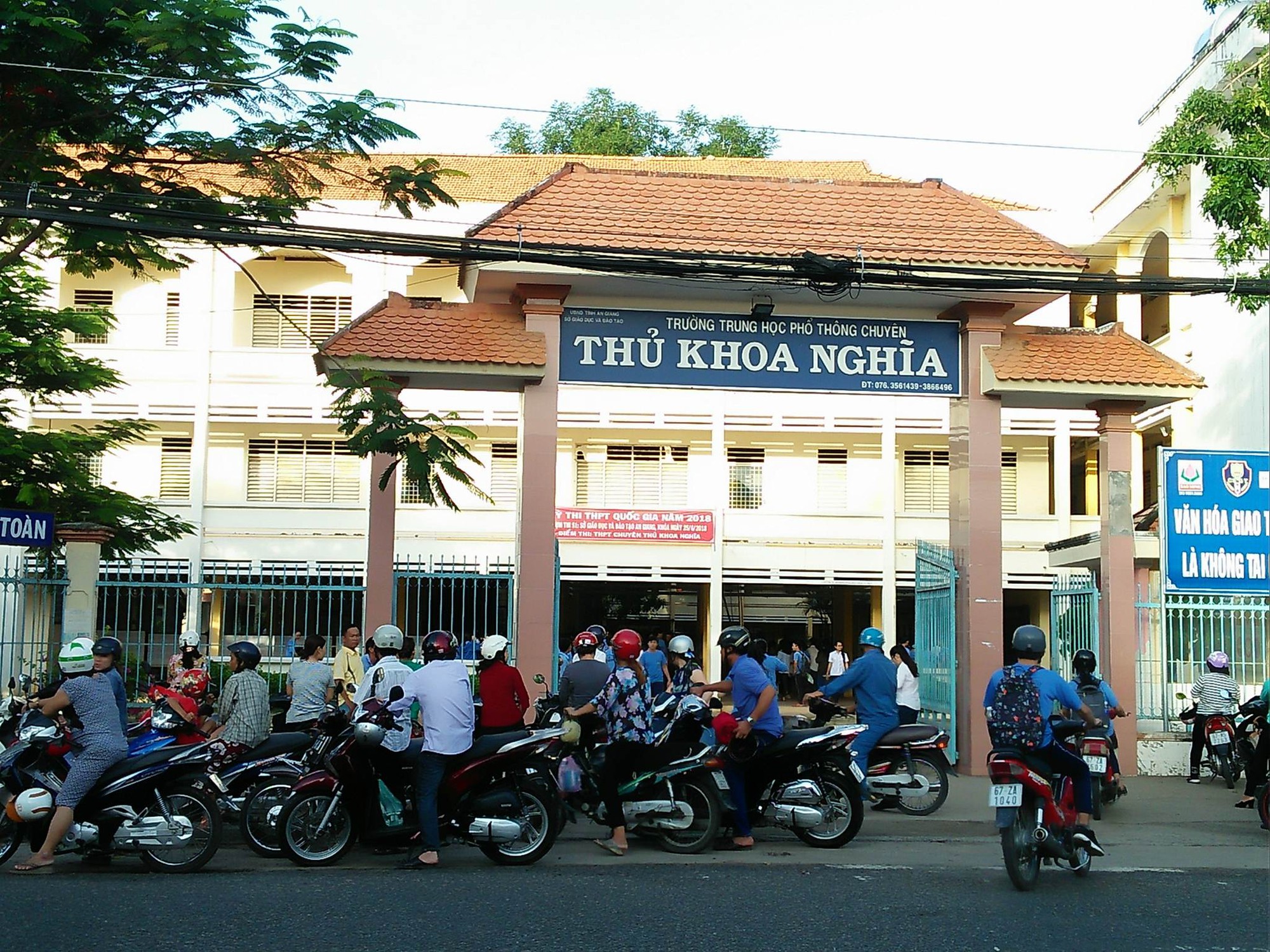 Thí sinh thi THPT QG là cảnh sát cơ động, bị thương ở tay, phải nhờ cán bộ coi thi chép bài hộ - Ảnh 2. Thí sinh thi THPT QG là cảnh sát cơ động, bị thương ở tay, phải nhờ cán bộ coi thi chép bài hộ 2