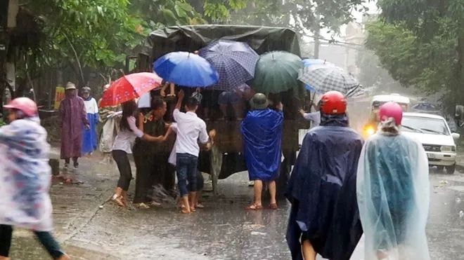 Hà Giang: Do mưa lũ lớn, lực lượng chức năng được huy động toàn lực để giúp thí sinh tới điểm thi THPT an toàn - Ảnh 4. Hà Giang: Do mưa lũ lớn, lực lượng chức năng được huy động toàn lực để giúp thí sinh tới điểm thi THPT an toàn 4