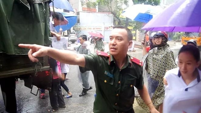 Hà Giang: Do mưa lũ lớn, lực lượng chức năng được huy động toàn lực để giúp thí sinh tới điểm thi THPT an toàn - Ảnh 5. Hà Giang: Do mưa lũ lớn, lực lượng chức năng được huy động toàn lực để giúp thí sinh tới điểm thi THPT an toàn 5