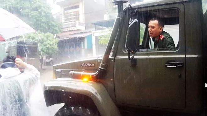 Hà Giang: Do mưa lũ lớn, lực lượng chức năng được huy động toàn lực để giúp thí sinh tới điểm thi THPT an toàn - Ảnh 7. Hà Giang: Do mưa lũ lớn, lực lượng chức năng được huy động toàn lực để giúp thí sinh tới điểm thi THPT an toàn 7