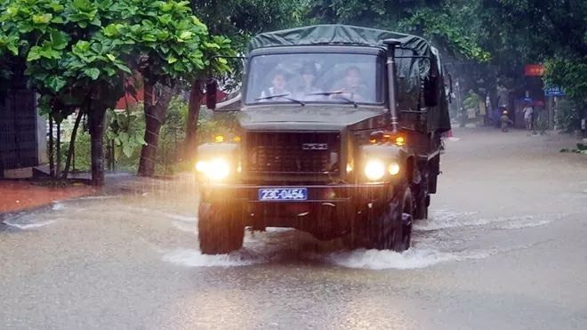 Hà Giang: Do mưa lũ lớn, lực lượng chức năng được huy động toàn lực để giúp thí sinh tới điểm thi THPT an toàn - Ảnh 8. Hà Giang: Do mưa lũ lớn, lực lượng chức năng được huy động toàn lực để giúp thí sinh tới điểm thi THPT an toàn 8