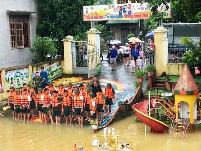 Hà Giang: Do mưa lũ lớn, lực lượng chức năng được huy động toàn lực để giúp thí sinh tới điểm thi THPT an toàn - Ảnh 10. Hà Giang: Do mưa lũ lớn, lực lượng chức năng được huy động toàn lực để giúp thí sinh tới điểm thi THPT an toàn 10