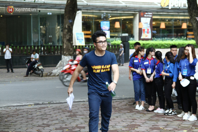 Thí sinh thi THPT QG là cảnh sát cơ động, bị thương ở tay, phải nhờ cán bộ coi thi chép bài hộ - Ảnh 5. Thí sinh thi THPT QG là cảnh sát cơ động, bị thương ở tay, phải nhờ cán bộ coi thi chép bài hộ 5