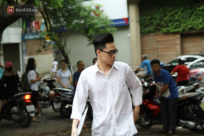 Thí sinh thi THPT QG là cảnh sát cơ động, bị thương ở tay, phải nhờ cán bộ coi thi chép bài hộ - Ảnh 4. Thí sinh thi THPT QG là cảnh sát cơ động, bị thương ở tay, phải nhờ cán bộ coi thi chép bài hộ 4