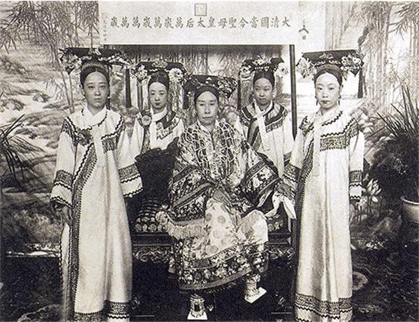 Từ Hi Thái hậu: Ăn cơm có thái giám đút tận miệng, lau mặt có người làm thay, đến tắm rửa cũng có cung nữ kỳ cọ - Ảnh 1. Từ Hi Thái hậu: Ăn cơm có thái giám đút tận miệng, lau mặt có người làm thay, đến tắm rửa cũng có cung nữ kỳ cọ 1