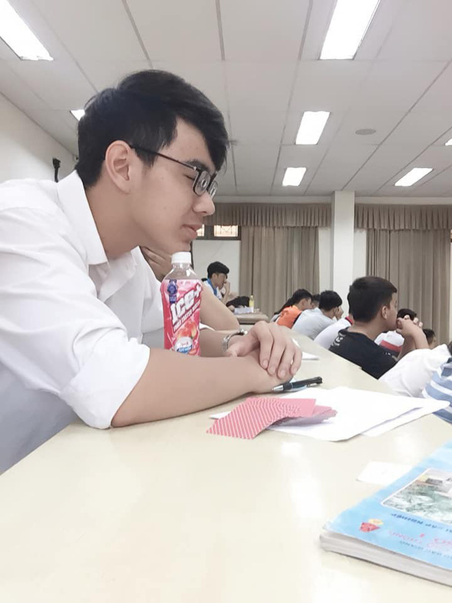 Chàng trai đen nhất mùa thi: Ngồi yên ở nhà cũng bị dân tình lôi ra ghép ảnh chế điên đảo! - Ảnh 6. Chàng trai đen nhất mùa thi: Ngồi yên ở nhà cũng bị dân tình lôi ra ghép ảnh chế điên đảo! 6