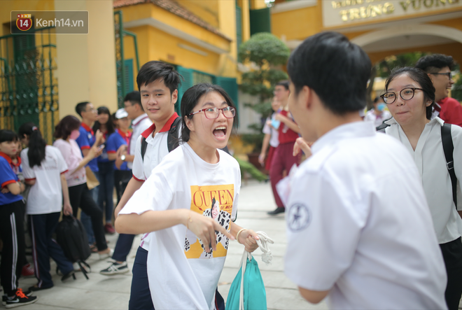 Ngày thi thứ 1: Vẫn có thí sinh mang điện thoại vào phòng, 44 thí sinh bị đình chỉ thi - Ảnh 1. Ngày thi thứ 1: Vẫn có thí sinh mang điện thoại vào phòng, 44 thí sinh bị đình chỉ thi 1