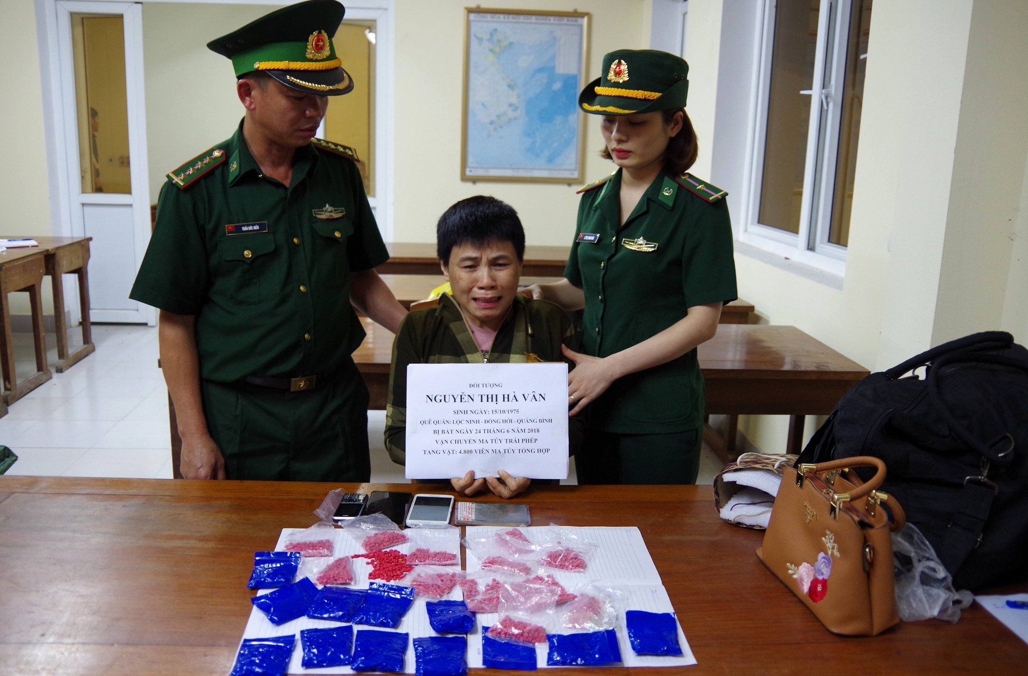 Hà Tĩnh: Nữ quái giấu hàng nghìn viên ma túy trong vùng kín để đưa qua cửa khẩu - Ảnh 1. Hà Tĩnh: 'Nữ quái' giấu hàng nghìn viên ma túy trong vùng kín để đưa qua cửa khẩu 1