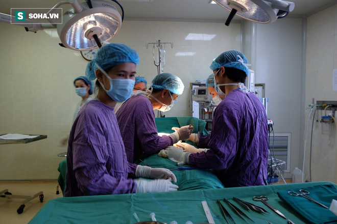 Hy hữu: Người phụ nữ khốn khổ vì bộ ngực khủng, hay bị ngã dúi mặt khi đi lại - Ảnh 2. Hy hữu: Người phụ nữ khốn khổ vì bộ ngực 'khủng', hay bị ngã dúi mặt khi đi lại 2