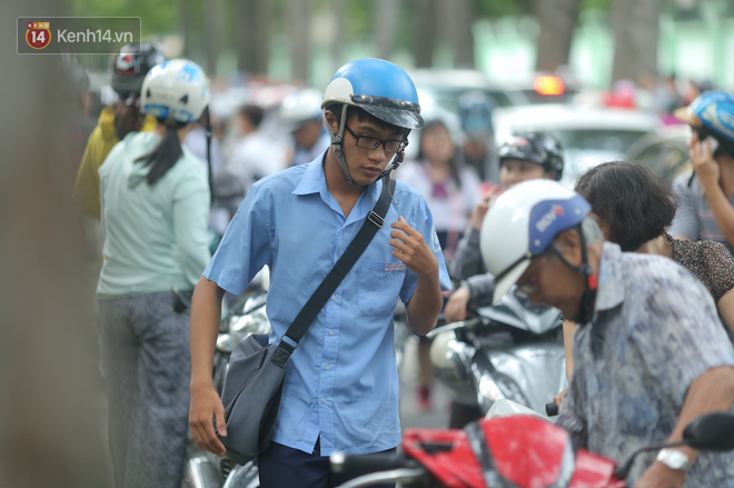 Ngày thi thứ 1: Vẫn có thí sinh mang điện thoại vào phòng, 44 thí sinh bị đình chỉ thi - Ảnh 4. Ngày thi thứ 1: Vẫn có thí sinh mang điện thoại vào phòng, 44 thí sinh bị đình chỉ thi 4