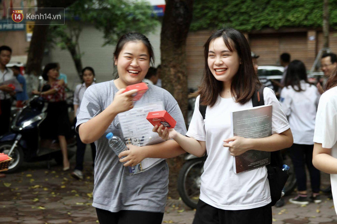 Thi cử căng thẳng là thế mà các nữ sinh Việt vẫn xinh xắn và rạng ngời trong nắng hè! - Ảnh 4. Thi cử căng thẳng là thế mà các nữ sinh Việt vẫn xinh xắn và rạng ngời trong nắng hè! 4