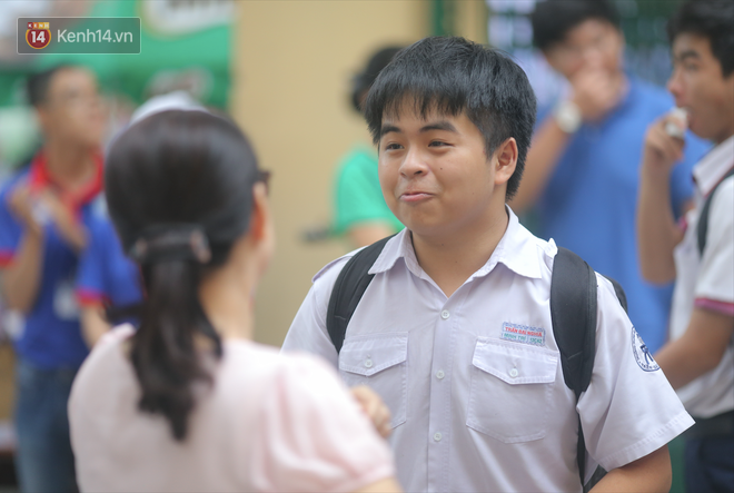 Ngày thi thứ 1: Vẫn có thí sinh mang điện thoại vào phòng, 44 thí sinh bị đình chỉ thi - Ảnh 5. Ngày thi thứ 1: Vẫn có thí sinh mang điện thoại vào phòng, 44 thí sinh bị đình chỉ thi 5