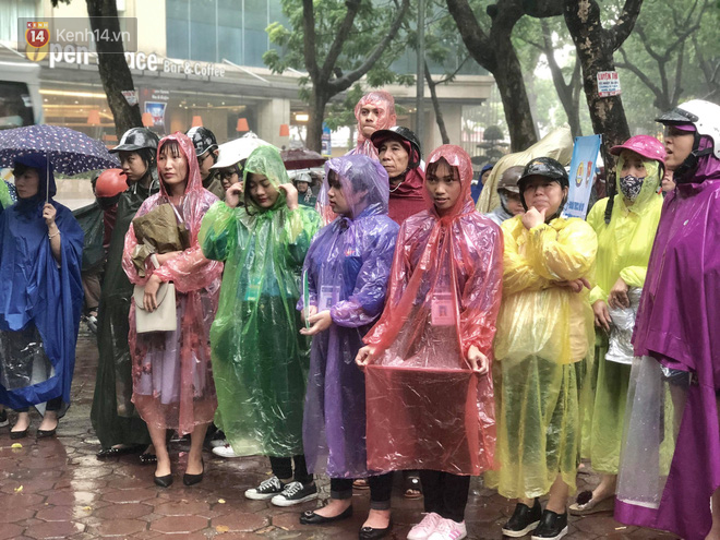 Kỳ thi THPT quốc gia khép lại trong cơn mưa lớn, phụ huynh Hà Nội vất vả chờ đón con - Ảnh 1. Kỳ thi THPT quốc gia khép lại trong cơn mưa lớn, phụ huynh Hà Nội vất vả chờ đón con 1