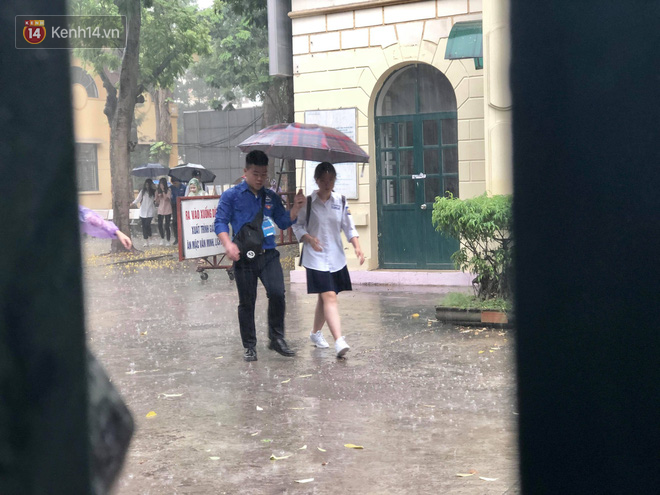Kỳ thi THPT quốc gia khép lại trong cơn mưa lớn, phụ huynh Hà Nội vất vả chờ đón con - Ảnh 4. Kỳ thi THPT quốc gia khép lại trong cơn mưa lớn, phụ huynh Hà Nội vất vả chờ đón con 7