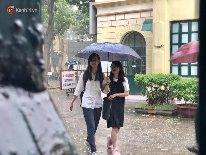 Kỳ thi THPT quốc gia khép lại trong cơn mưa lớn, phụ huynh Hà Nội vất vả chờ đón con - Ảnh 5. Kỳ thi THPT quốc gia khép lại trong cơn mưa lớn, phụ huynh Hà Nội vất vả chờ đón con 8