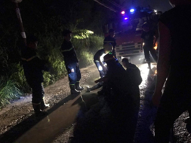 Một cảnh sát PCCC bị thương khi đang chữa cháy 2 căn nhà bị lửa thiêu rụi ở Sài Gòn - Ảnh 1. Một cảnh sát PCCC bị thương khi đang chữa cháy 2 căn nhà ở Sài Gòn 2