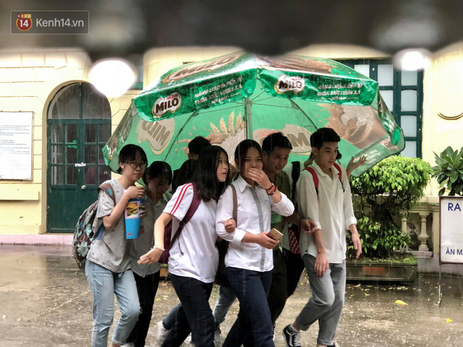 Kỳ thi THPT quốc gia khép lại trong cơn mưa lớn, phụ huynh Hà Nội vất vả chờ đón con - Ảnh 11. Kỳ thi THPT quốc gia khép lại trong cơn mưa lớn, phụ huynh Hà Nội vất vả chờ đón con 17