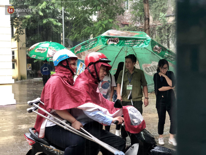 Kỳ thi THPT quốc gia khép lại trong cơn mưa lớn, phụ huynh Hà Nội vất vả chờ đón con - Ảnh 2. Kỳ thi THPT quốc gia khép lại trong cơn mưa lớn, phụ huynh Hà Nội vất vả chờ đón con 2
