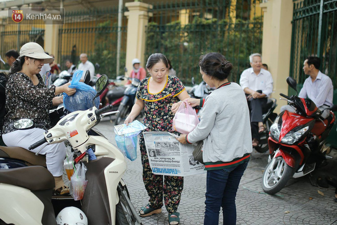 Trước cổng trường mùa thi, bố mẹ mình ai cũng đáng yêu: Con làm bài bên trong, 3 bà mẹ mở tiệc picnic bên ngoài! - Ảnh 7. Trước cổng trường mùa thi, bố mẹ mình ai cũng đáng yêu: Con làm bài bên trong, 3 bà mẹ 'mở tiệc' picnic bên ngoài! 11