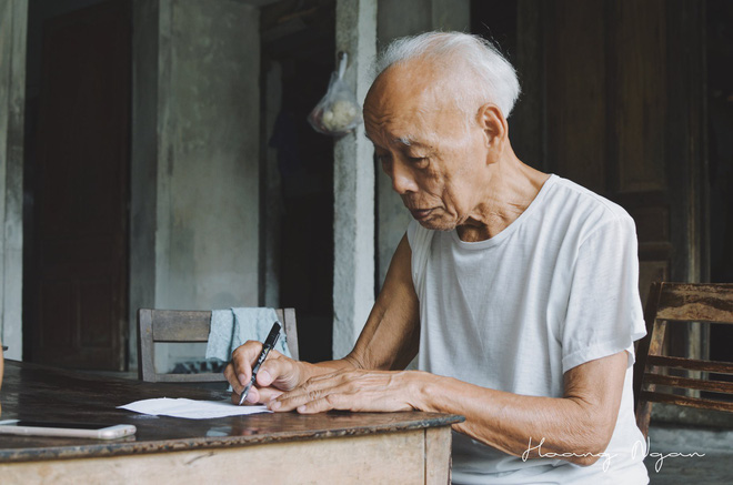 Bộ ảnh ông chải tóc, đọc thơ cho bà được chia sẻ nhiều nhất trong vòng 24 giờ và những tiết lộ phía sau - Ảnh 3. Bộ ảnh ông chải tóc, đọc thơ cho bà được chia sẻ nhiều nhất trong vòng 24 giờ và những tiết lộ phía sau 3