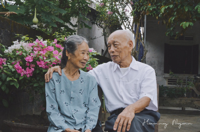 Bộ ảnh ông chải tóc, đọc thơ cho bà được chia sẻ nhiều nhất trong vòng 24 giờ và những tiết lộ phía sau - Ảnh 5. Bộ ảnh ông chải tóc, đọc thơ cho bà được chia sẻ nhiều nhất trong vòng 24 giờ và những tiết lộ phía sau 5