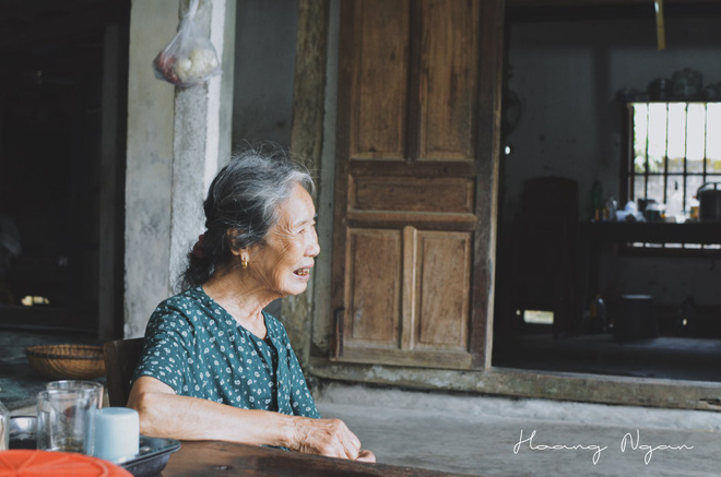 Bộ ảnh ông chải tóc, đọc thơ cho bà được chia sẻ nhiều nhất trong vòng 24 giờ và những tiết lộ phía sau - Ảnh 9. Bộ ảnh ông chải tóc, đọc thơ cho bà được chia sẻ nhiều nhất trong vòng 24 giờ và những tiết lộ phía sau 9