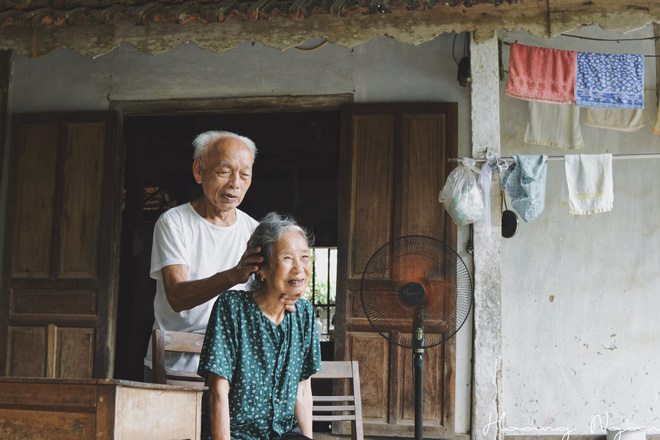 Bộ ảnh ông chải tóc, đọc thơ cho bà được chia sẻ nhiều nhất trong vòng 24 giờ và những tiết lộ phía sau - Ảnh 7. Bộ ảnh ông chải tóc, đọc thơ cho bà được chia sẻ nhiều nhất trong vòng 24 giờ và những tiết lộ phía sau 7