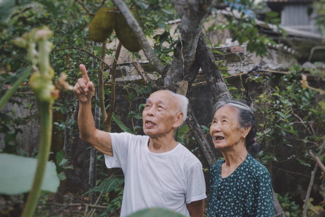 Bộ ảnh ông chải tóc, đọc thơ cho bà được chia sẻ nhiều nhất trong vòng 24 giờ và những tiết lộ phía sau - Ảnh 10. Bộ ảnh ông chải tóc, đọc thơ cho bà được chia sẻ nhiều nhất trong vòng 24 giờ và những tiết lộ phía sau 10