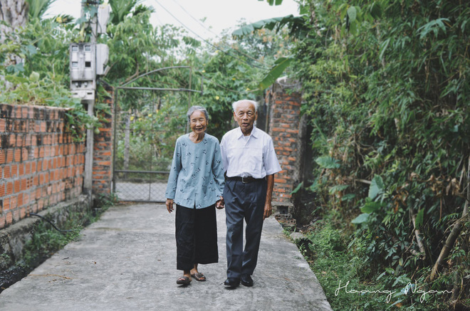 Bộ ảnh ông chải tóc, đọc thơ cho bà được chia sẻ nhiều nhất trong vòng 24 giờ và những tiết lộ phía sau - Ảnh 11. Bộ ảnh ông chải tóc, đọc thơ cho bà được chia sẻ nhiều nhất trong vòng 24 giờ và những tiết lộ phía sau 11