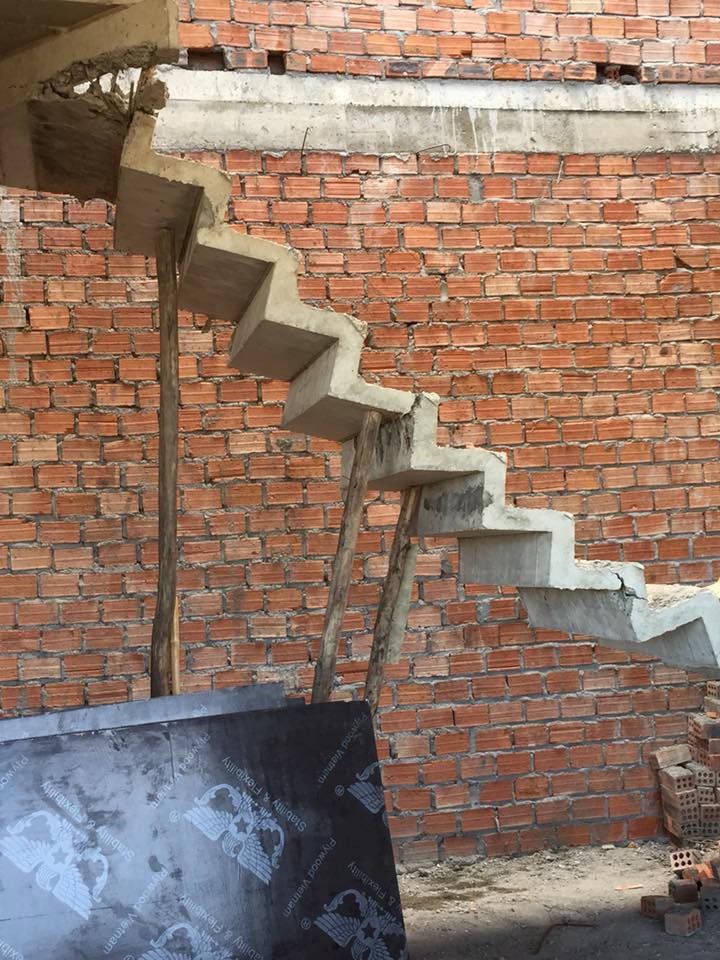 Cái cầu thang yếu đuối nhất MXH: Thoạt nhìn còn tưởng bằng giấy, nóng cũng không dám bật quạt vì sợ sập mất - Ảnh 2. Cái cầu thang yếu đuối nhất MXH: Thoạt nhìn còn tưởng bằng giấy, nóng cũng không dám bật quạt vì sợ sập mất 2