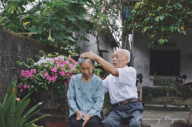 Bộ ảnh ông chải tóc, đọc thơ cho bà được chia sẻ nhiều nhất trong vòng 24 giờ và những tiết lộ phía sau - Ảnh 12. Bộ ảnh ông chải tóc, đọc thơ cho bà được chia sẻ nhiều nhất trong vòng 24 giờ và những tiết lộ phía sau 12