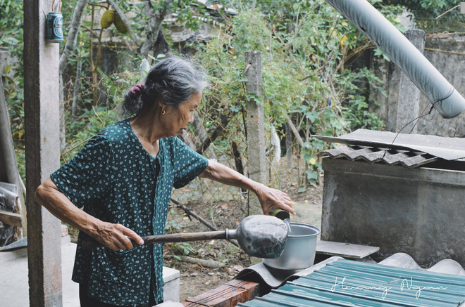 Bộ ảnh ông chải tóc, đọc thơ cho bà được chia sẻ nhiều nhất trong vòng 24 giờ và những tiết lộ phía sau - Ảnh 13. Bộ ảnh ông chải tóc, đọc thơ cho bà được chia sẻ nhiều nhất trong vòng 24 giờ và những tiết lộ phía sau 13