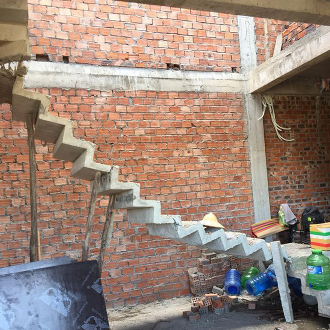 Cái cầu thang yếu đuối nhất MXH: Thoạt nhìn còn tưởng bằng giấy, nóng cũng không dám bật quạt vì sợ sập mất - Ảnh 1. Cái cầu thang yếu đuối nhất MXH: Thoạt nhìn còn tưởng bằng giấy, nóng cũng không dám bật quạt vì sợ sập mất 1