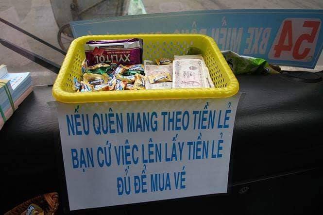 Chuyến xe bus với rổ tiền đầy tình người giữa Sài Gòn: Quên mang tiền lẻ thì cứ lấy đủ để mua vé - Ảnh 1. Chuyến xe bus với rổ tiền đầy tình người giữa Sài Gòn: 'Quên mang tiền lẻ thì cứ lấy đủ để mua vé' 1
