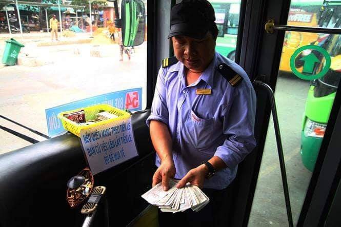 Chuyến xe bus với rổ tiền đầy tình người giữa Sài Gòn: Quên mang tiền lẻ thì cứ lấy đủ để mua vé - Ảnh 4. Chuyến xe bus với rổ tiền đầy tình người giữa Sài Gòn: 'Quên mang tiền lẻ thì cứ lấy đủ để mua vé' 4
