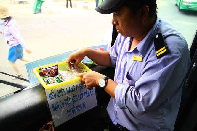 Chuyến xe bus với rổ tiền đầy tình người giữa Sài Gòn: Quên mang tiền lẻ thì cứ lấy đủ để mua vé - Ảnh 5. Chuyến xe bus với rổ tiền đầy tình người giữa Sài Gòn: 'Quên mang tiền lẻ thì cứ lấy đủ để mua vé' 5