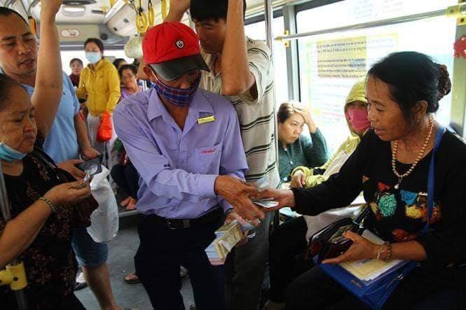 Chuyến xe bus với rổ tiền đầy tình người giữa Sài Gòn: Quên mang tiền lẻ thì cứ lấy đủ để mua vé - Ảnh 6. Chuyến xe bus với rổ tiền đầy tình người giữa Sài Gòn: 'Quên mang tiền lẻ thì cứ lấy đủ để mua vé' 6