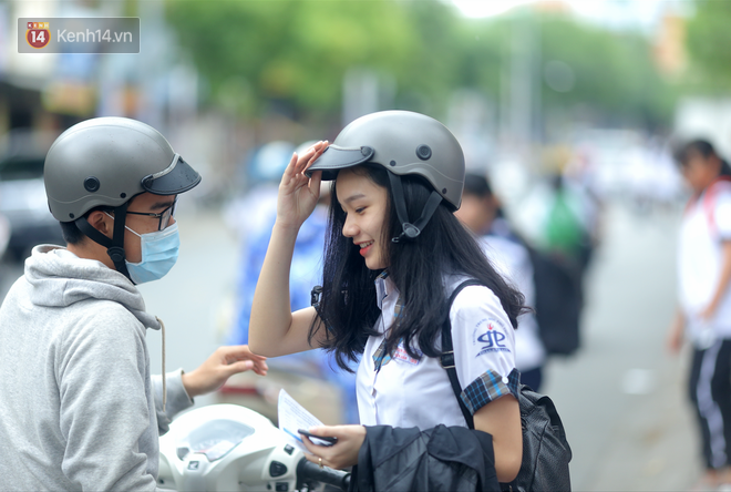 Nhiều thí sinh bị điểm 0 môn Ngữ Văn THPT Quốc gia vì làm thơ than thở về thân phận mình trong phòng thi - Ảnh 1. Nhiều thí sinh bị điểm 0 môn Ngữ Văn THPT Quốc gia vì làm thơ than thở về thân phận mình trong phòng thi 1