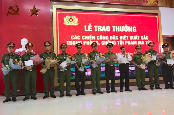 Vụ bắt 2 kẻ buôn ma tuý: Cảnh sát bắn nhiều phát súng làm thủng xe bán tải - Ảnh 1. Vụ bắt 2 kẻ buôn ma tuý: Cảnh sát bắn nhiều phát súng làm thủng xe bán tải 1