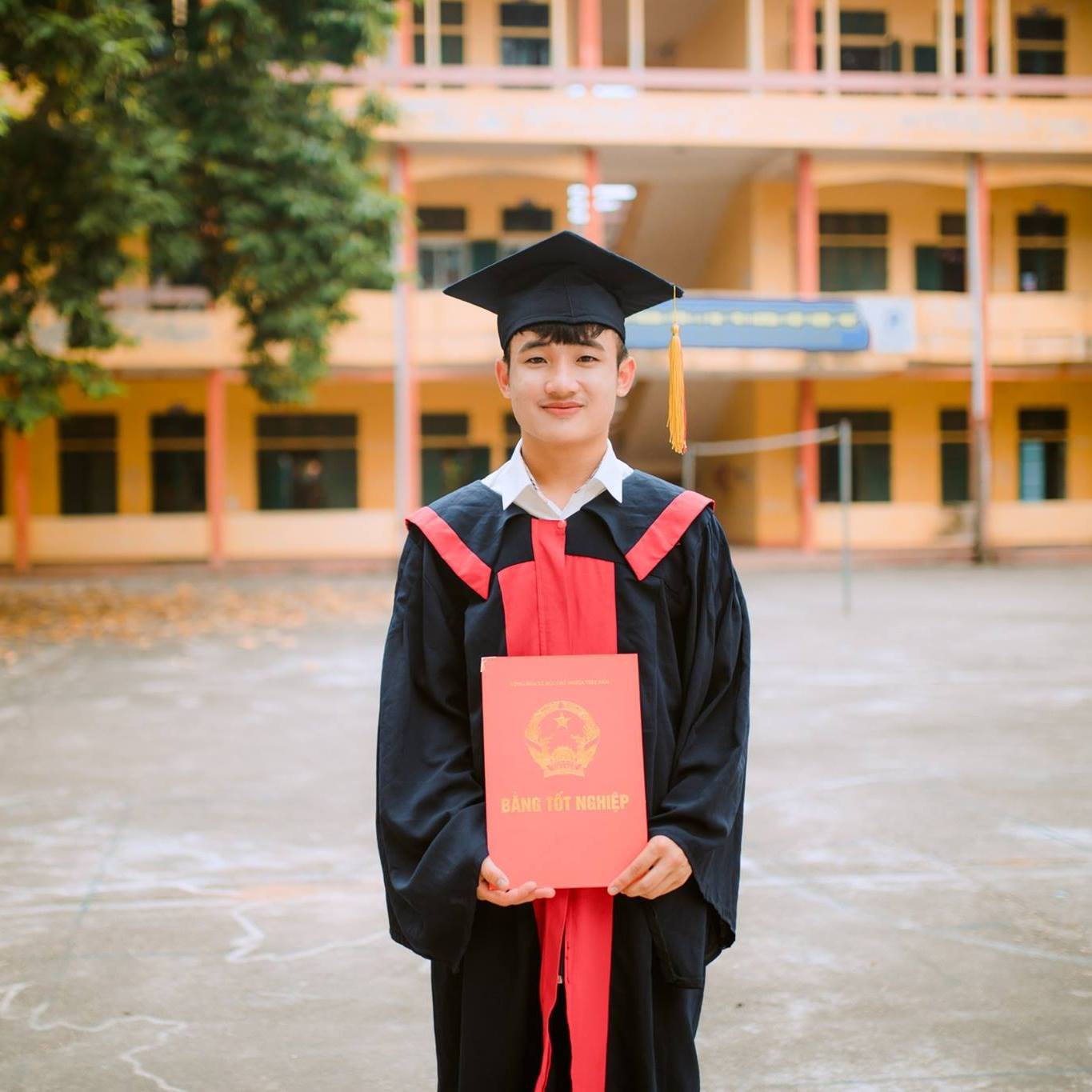 Cậu bạn đẹp trai đạt 9.75 điểm môn Ngữ Văn: Viết kín 8 mặt giấy, chữ nắn nót đến tận dòng cuối cùng - Ảnh 2. Cậu bạn đẹp trai đạt 9.75 điểm môn Ngữ Văn: Viết kín 8 mặt giấy, chữ nắn nót đến tận dòng cuối cùng 2