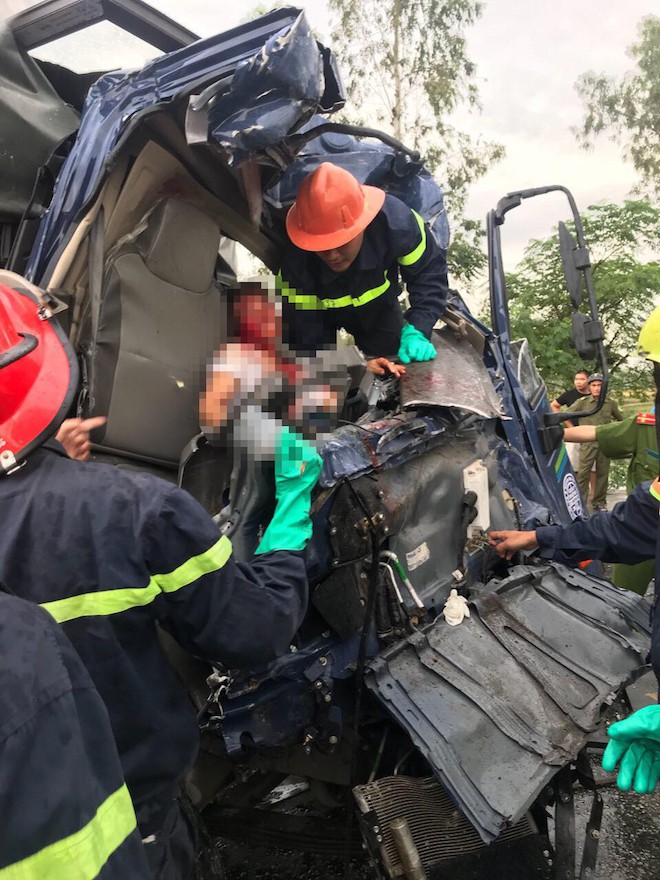 3 ô tô đâm nhau bẹp dúm trên quốc lộ, 3 người thương vong - Ảnh 4. 3 ô tô đâm nhau bẹp dúm trên quốc lộ, 3 người thương vong 4