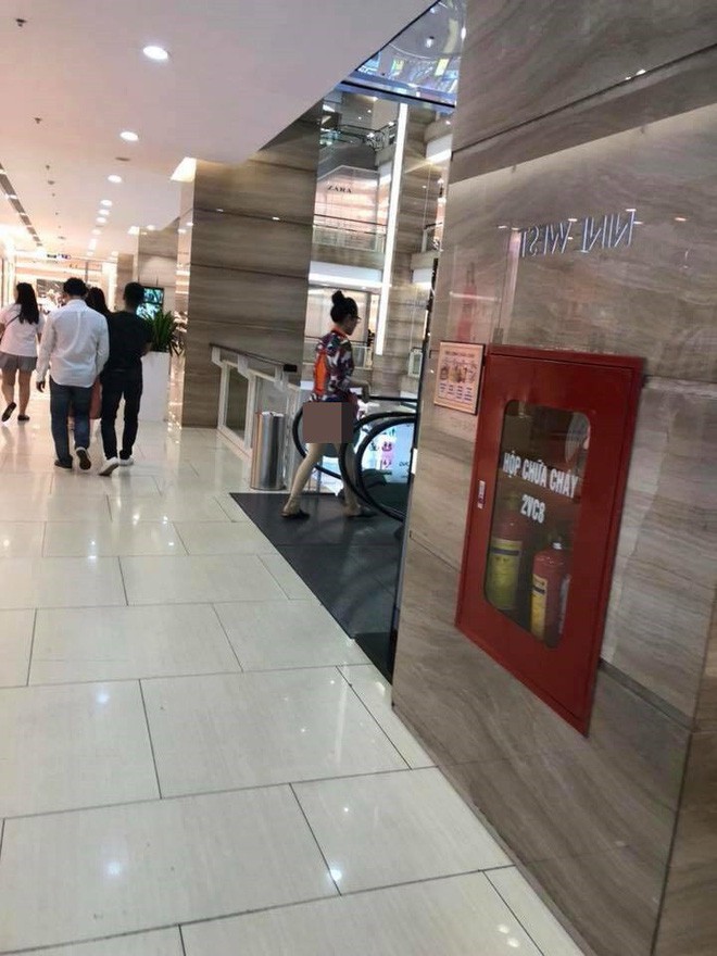 Hình ảnh nhức mắt trên phố khiến người ta tự hỏi mẫu váy như vậy hay cô gái quên kéo khóa - Ảnh 4. Hình ảnh 'nhức mắt' trên phố khiến người ta tự hỏi mẫu váy như vậy hay cô gái quên kéo khoá? 4
