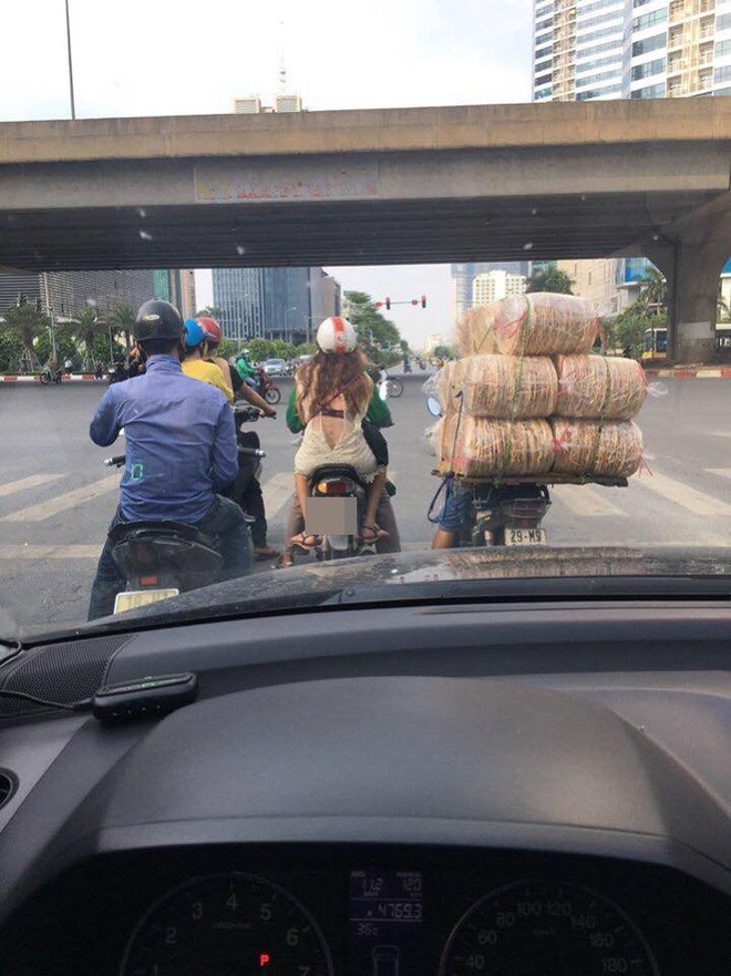 Hình ảnh nhức mắt trên phố khiến người ta tự hỏi mẫu váy như vậy hay cô gái quên kéo khóa - Ảnh 1. Hình ảnh 'nhức mắt' trên phố khiến người ta tự hỏi mẫu váy như vậy hay cô gái quên kéo khoá? 1