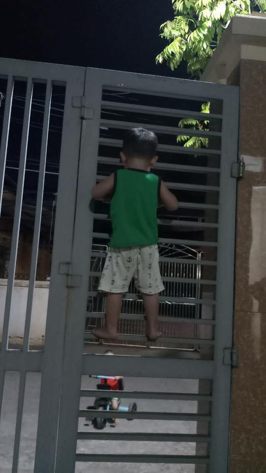 Nghe theo lời rủ rê của bạn, cậu bé 3 tuổi quyết leo cửa sắt đi chơi và cái kết tẽn tò - Ảnh 1. Nghe theo lời rủ rê của bạn, cậu bé 3 tuổi quyết leo cửa sắt đi chơi và cái kết tẽn tò 1