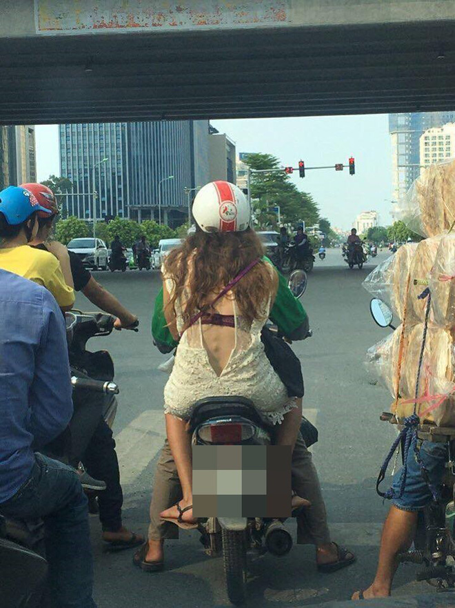 Hình ảnh nhức mắt trên phố khiến người ta tự hỏi mẫu váy như vậy hay cô gái quên kéo khóa - Ảnh 2. Hình ảnh 'nhức mắt' trên phố khiến người ta tự hỏi mẫu váy như vậy hay cô gái quên kéo khoá? 2