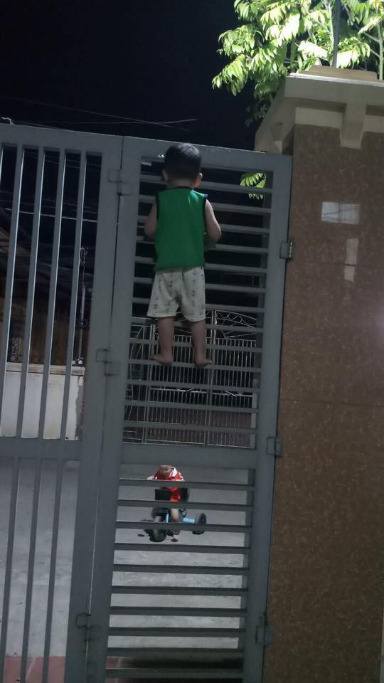 Nghe theo lời rủ rê của bạn, cậu bé 3 tuổi quyết leo cửa sắt đi chơi và cái kết tẽn tò 3
